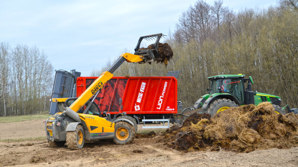 Przyczepa T935/6 LionPOWER z adapterem rozrzucającym - załadunek