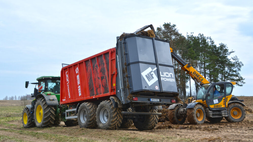 Przyczepa T935/6 LionPOWER z adapterem rozrzucającym - załadunek